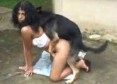 Mulher negra fazendo sexo com dog