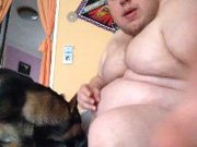Cachorro lambendo o pinto do gordo solitário